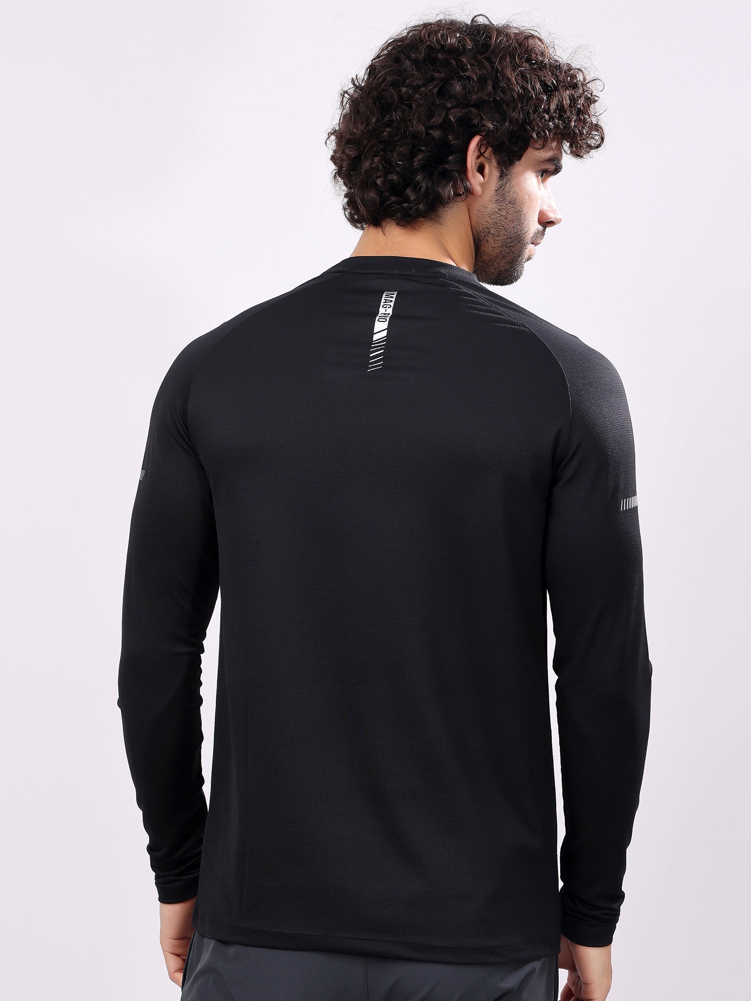 Plain Black Round­Neck Full Sleeve Tee